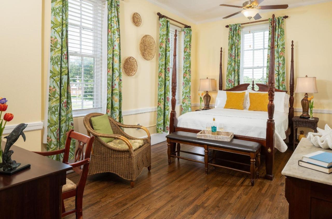 Magnolia Manor And Chapel Bed & Breakfast Humboldt Екстериор снимка