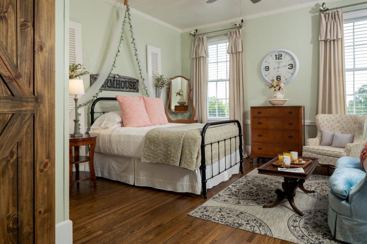 Magnolia Manor And Chapel Bed & Breakfast Humboldt Екстериор снимка