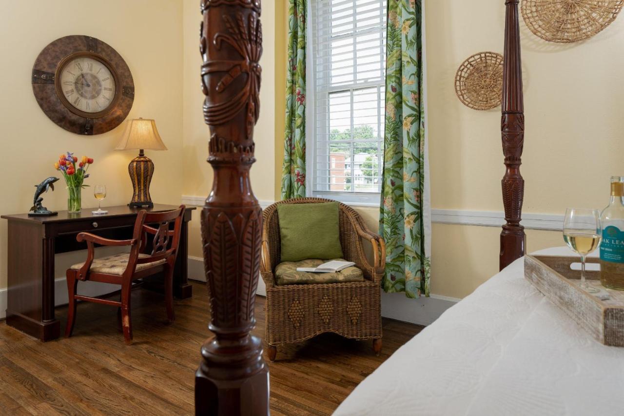 Magnolia Manor And Chapel Bed & Breakfast Humboldt Екстериор снимка